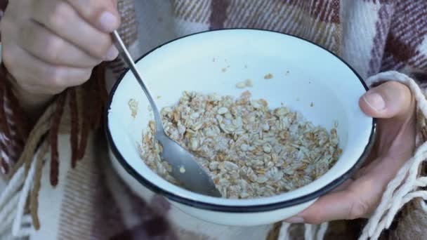 Uomo Con Malattia Parkinsons Che Cerca Mangiare Porridge Scarsa Cura — Video Stock