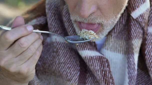 Hombre Viejo Sin Hogar Con Manos Temblorosas Comiendo Comidas Sociales — Vídeos de Stock