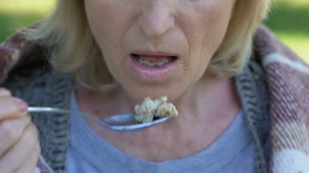 Ongelukkige Volwassen Dame Met Bevende Handen Eten Muf Pap Kleine — Stockvideo