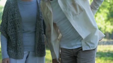 Yaşlı adam sırt ağrısı, yaşlanma sağlık sorunları, karısı hasta kocası destekleyen sahip