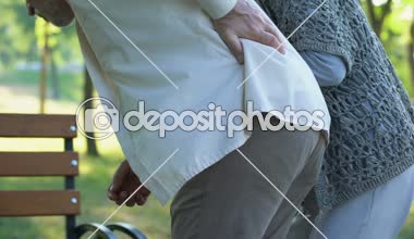 Yaşlı adam omurga sorunları, vertebra fıtık, karısı onu sağlık destekleyen bakım var