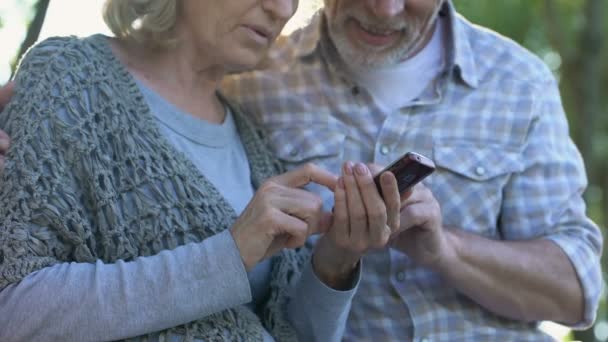 Senior Paar Met Behulp Van Eenvoudige Mobiele App Gadgets Moderne — Stockvideo