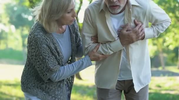 Man Har Smärtor Hjärtat Promenad Med Fru Hjärtattack Hälso Och — Stockvideo