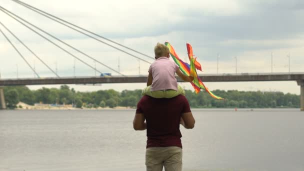 Pai Filho Piggyback Passeio Menino Lançando Pipa Liberdade Inspiração — Vídeo de Stock