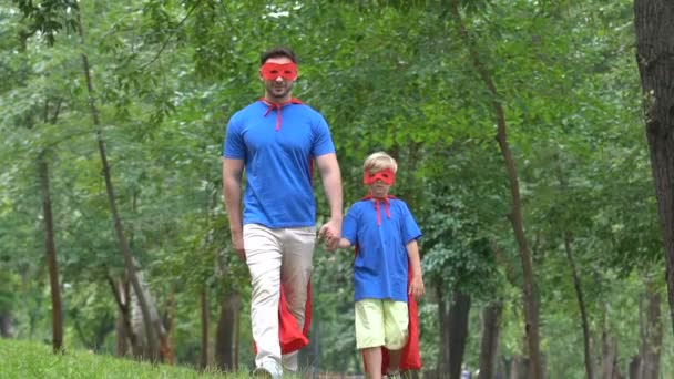 Vater Und Sohn Halten Händchen Tragen Superheldenkostüme Unterstützen Eltern — Stockvideo