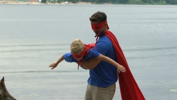 Glücklicher Vater Und Sohn Spielen Superhelden Elternschaft Abenteuer Der Kindheit — Stockvideo