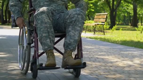 戦争の退役軍人のための診療所でリハビリ コースの障害を持つ兵士 — ストック動画
