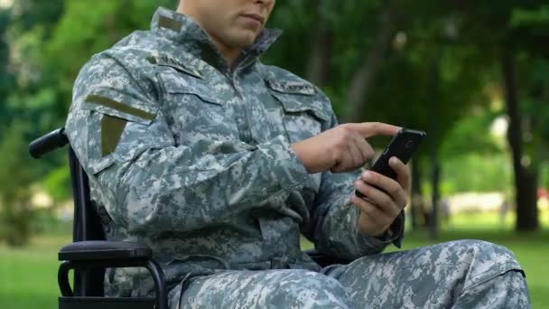 军人在轮椅订单出租车适应残疾人交通 应用程序 — 图库视频影像