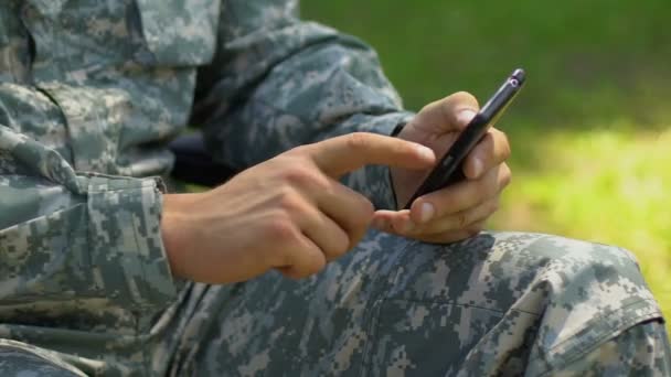 Army Veteran Scrolling Web Pages Smartphone Date Service Disabled People — Stock Video