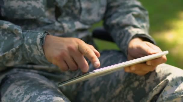屋外で タブレットを使用して兵士退役軍人のためのオンラインの心理的なサポート サービス — ストック動画