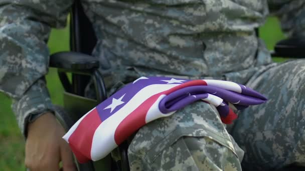 Veterán Války Drží Vlajku Usa Přišel Pohřeb Velitele Čest Slávu — Stock video