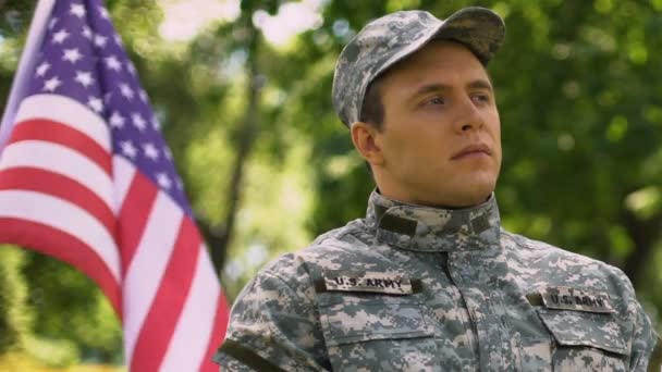 Amerikansk Soldat Hilser Militærparade Juli Uavhengighetsdagen Feiring – stockvideo