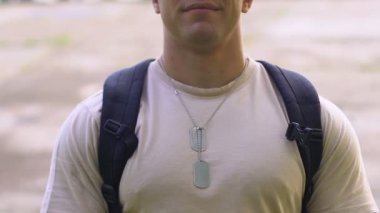 Yakışıklı cadet holding kitaplar, askeri eğitim ve eğitim, kariyer ordusunda