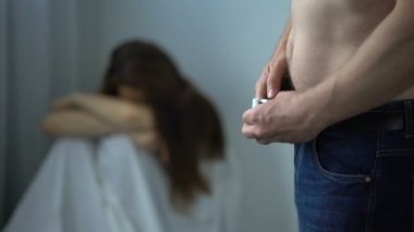 Yalnız, giyinme ve oda bırakarak tecavüzcü oturan çaresiz cinsel taciz kurbanı