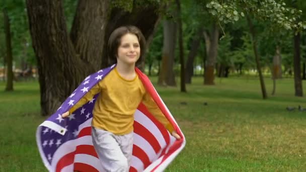 Menino Com Bandeira Americana Abraçando Pai Militar Valores Familiares Patriotismo — Vídeo de Stock