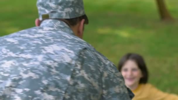 Anak Memeluk Ayah Militer Lama Ditunggu Tunggu Pertemuan Setelah Misi — Stok Video
