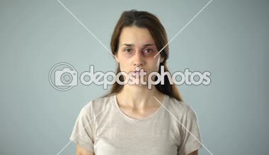 Tutan dur işareti, yardım, yardım için şiddet kurbanı hırpalanmış kadın