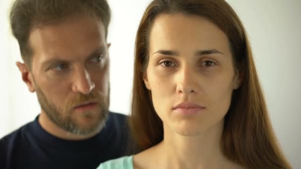男人用手闭上女人的嘴 剥夺说话和选择的权利 — 图库视频影像