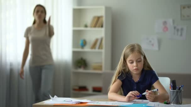 Mère Colère Critiquant Criant Sur Petite Fille Problèmes Familiaux — Video