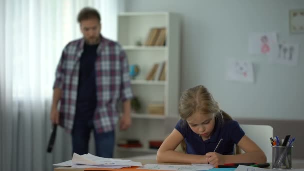 Agressieve Vader Kritiek Dochter Bedreigen Met Riem Familie Tirannie — Stockvideo