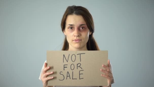 Gekneusd Vrouw Houden Niet Voor Verkoop Teken Mensenhandel Seksueel Misbruik — Stockvideo