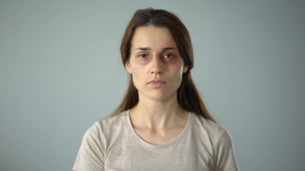 Gequetschte Frau Mit Hilfsinschrift Der Hand Körperverletzung Grausame Behandlung Von — Stockvideo