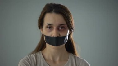 Bayanla ağzı bantlanmış ve sessizce yardım cinsel kölelik istiyor, elleri kolları bağlı