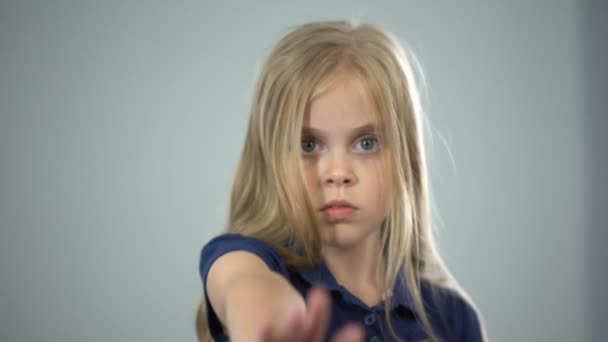 Kis Lány Mutatja Stoptábla Gyermek Visszaélés Kérdésben Kegyetlenség Család Tudatosság — Stock videók