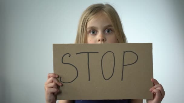 Meisje Toont Stopbord Sociale Bescherming Van Kinderen Huiselijk Geweldspreventie — Stockvideo