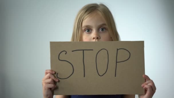 Mädchen zeigt Stoppschild, Sozialschutz von Kindern Prävention häuslicher Gewalt