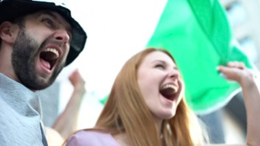 Sevindirici anda gol gol zaferini kutluyor, spor oyunu izlerken mutlu fanlar