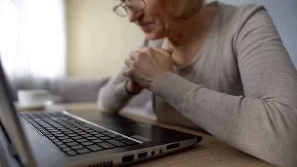 Rentnerin Schaut Sich Video Computer Und Freut Sich Ihre Enkel — Stockfoto