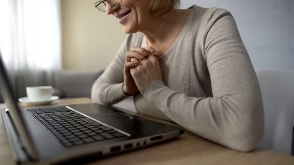 Ältere Frau Freut Sich Ihre Kinder Internet Sehen Und Schaut — Stockfoto