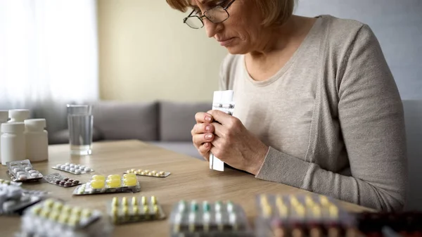 Mujer Anciana Malsana Deprimida Por Tomar Demasiado Medicamento Tomar Pastillas — Foto de Stock