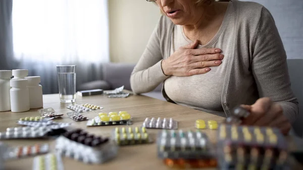 Vieja Sintiéndose Mal Buscando Pastillas Mujer Enferma Sufriendo Problema Cardíaco — Foto de Stock