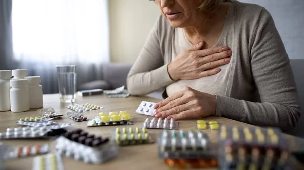 Vieja Solitaria Que Sufre Problema Cardíaco Malestar Busca Pastillas — Foto de Stock