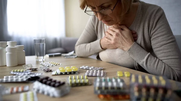 Vecchia Signora Preso Troppe Pillole Sensazione Malessere Problemi Cardiaci Automedicazione — Foto Stock