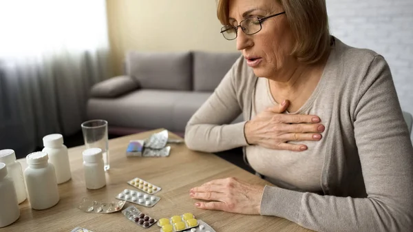 Grandmother Suffering Heart Decease Drinking Prescribed Pills Feeling Unwell — Stock Photo, Image
