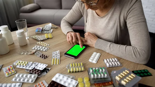 Anciana Adicta Las Píldoras Lectura Prescripción Línea Gadget Pantalla Verde — Foto de Stock