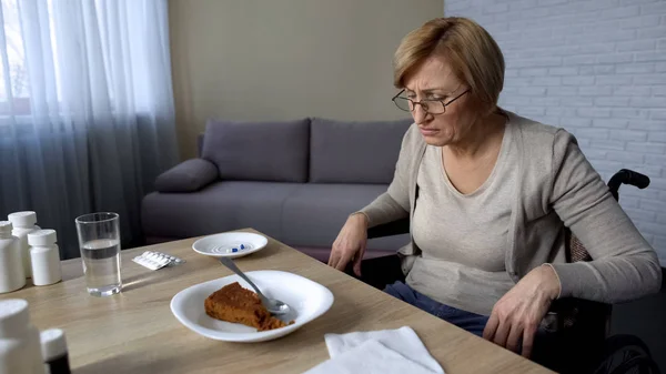 Mujer Mayor Malsana Sintiendo Dolor Hogar Ancianos Negándose Comer Vejez — Foto de Stock