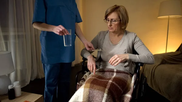 Kvinnlig Sjuksköterska Ger Piller Till Sjukhus Patienten Rullstol Rehabilitering — Stockfoto