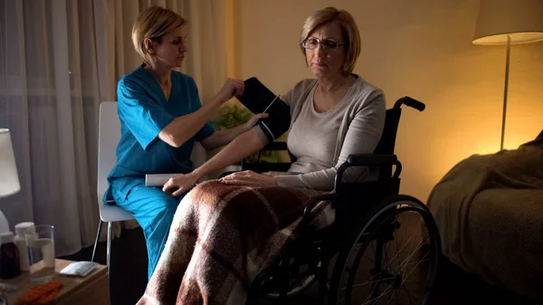 Lady Verpleegkundige Meten Vrouw Bloeddruk Hoge Bloeddruk Ouderdom Hopeloosheid — Stockfoto