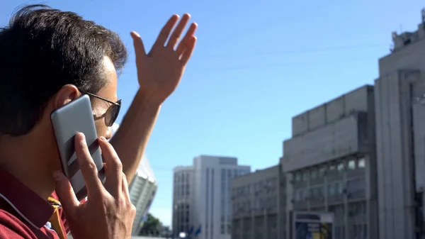 Male Actively Gesticulating Talking Phone City Explaining How Find Office — Stock Photo, Image