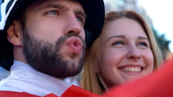 Glückliche Fußballfans Paaren Singende Und Jubelnde Tor Der Lieblingsmannschaft Unterstützung — Stockfoto