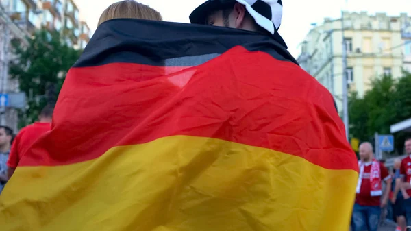 Los Partidarios Del Equipo Fútbol Alemania Cubiertos Con Bandera Caminando — Foto de Stock