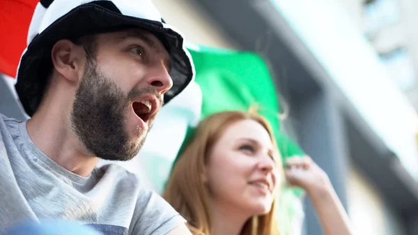 Glad Italienska Supportrar Som Hejar Landslaget Idrottsmän Personer Stadion — Stockfoto