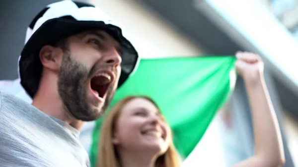 Glad Fotboll Fläktar Uppriktigt Mässande Och Viftande Flagga Firar Målet — Stockfoto