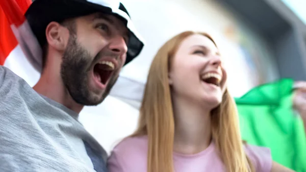 Extremt Glad Italiensk Fotbollsfans Jublar Seger För Landslaget Sport — Stockfoto