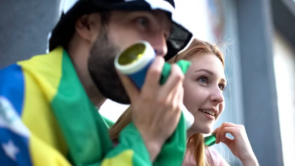 Brasile Coppia Tifosi Calcio Che Cantano Soffiano Corno Guardando Partita — Foto Stock