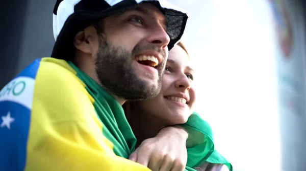 Eccitato Brasile Tifosi Calcio Che Abbracciano Celebrano Vittoria Della Squadra — Foto Stock